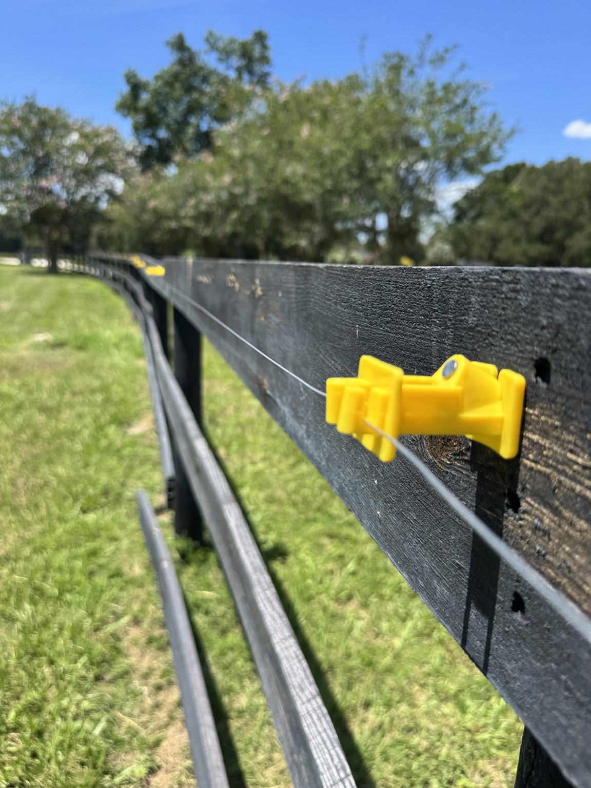 Agricultural electric fencing installation
